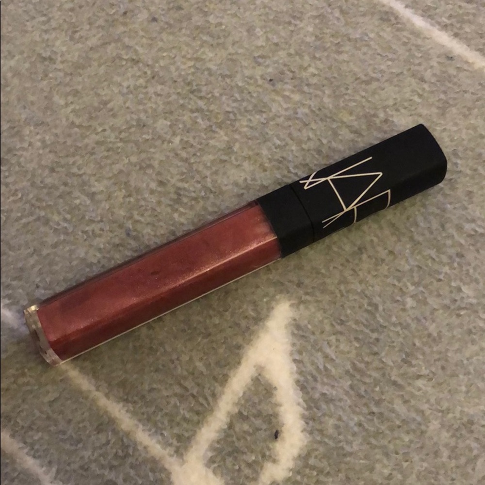 NARS LIPGLOSS RISKY BUSINESS